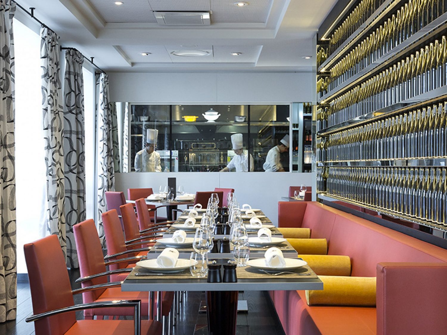 Intérieur luxueux avec vue sur les cuisines