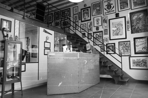 L'intérieur d'un salon de tatouage