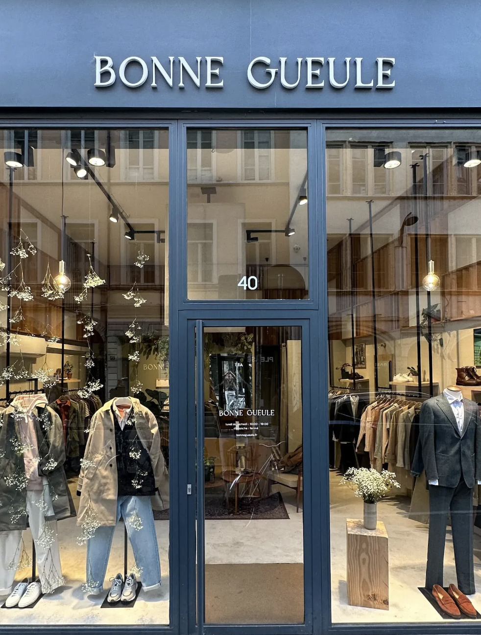 Une boutique bonne gueule à Lyon avec une vitrine remplie d'habits pour hommesit
