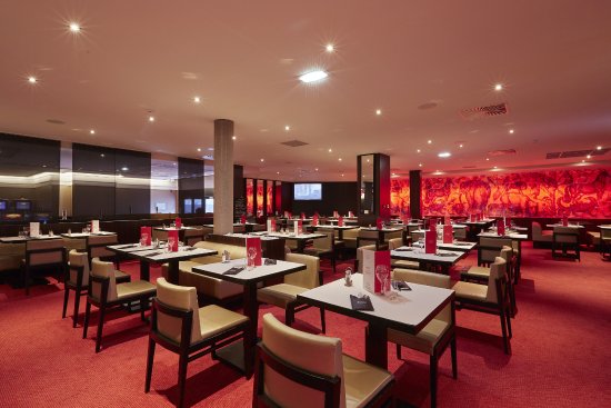 Restaurant spacieux et décorations rouges