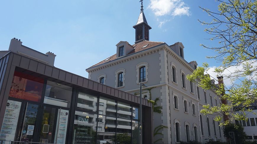 Grand batiment de l'école de musique