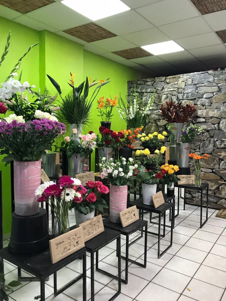 bouquets de fleurs variés dans la boutique