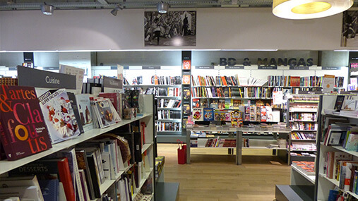 intérieur du magasin rangée de livres