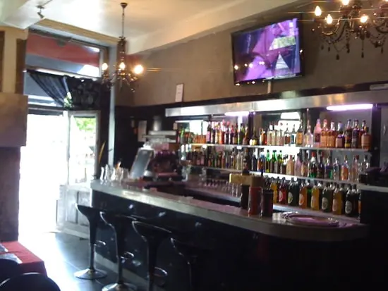 intérieur du bar avec bouteille et bar en bois
