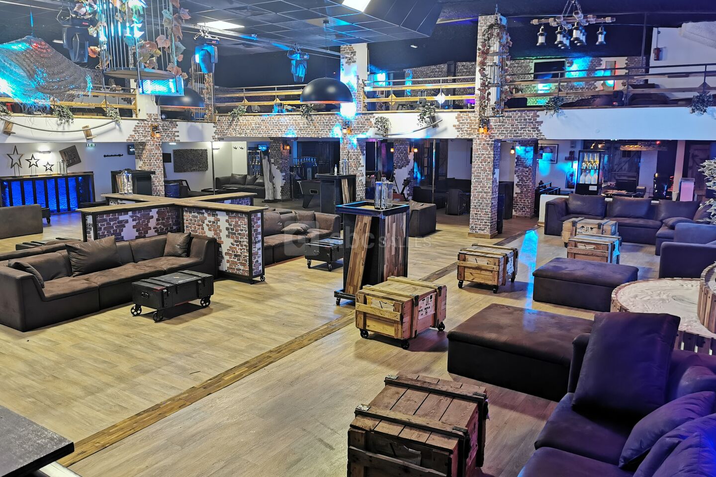 intérieur spacieux et assises en bois de la discothèque

