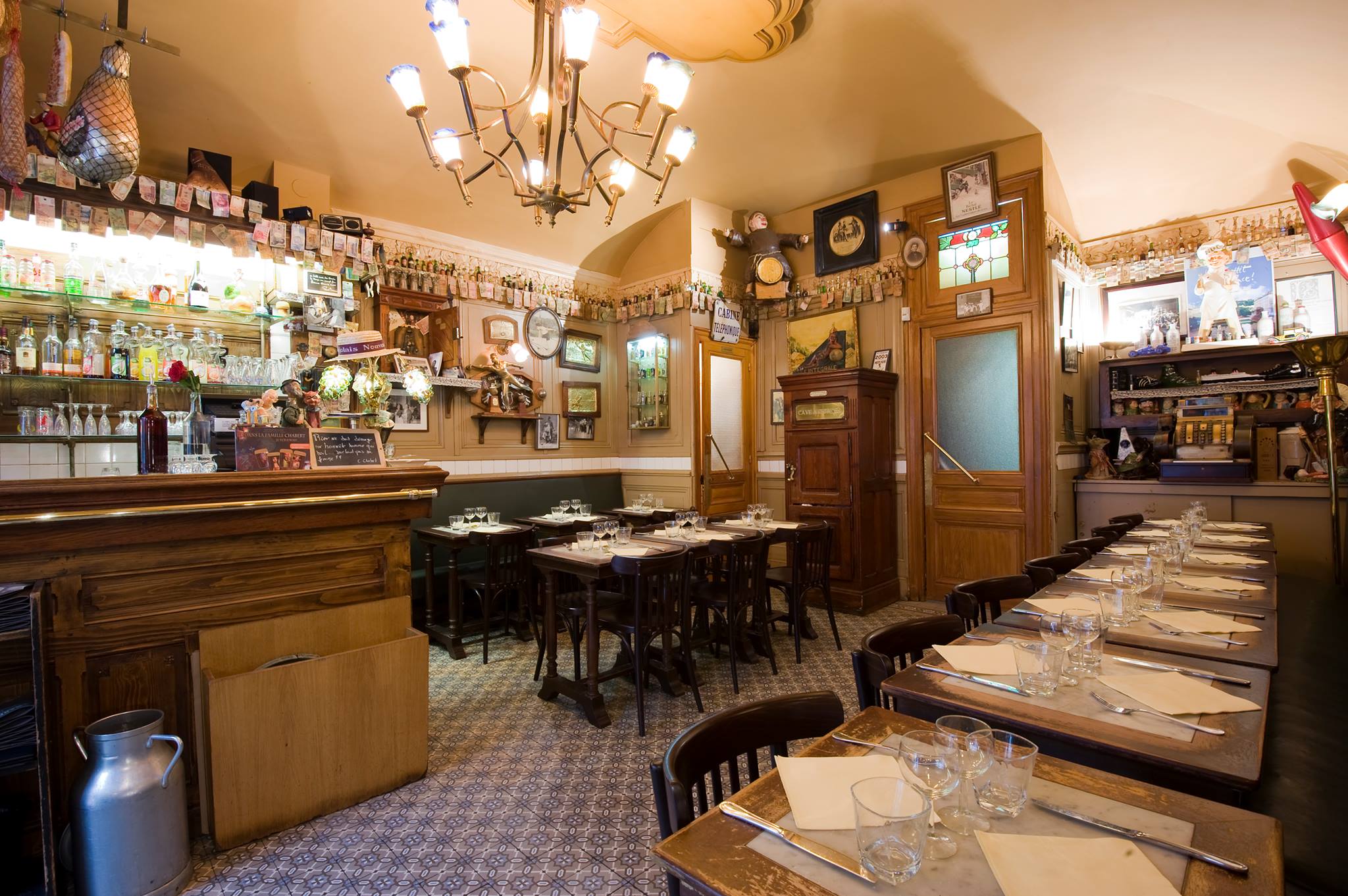 décoration traditionnelle et bouchon lumineux