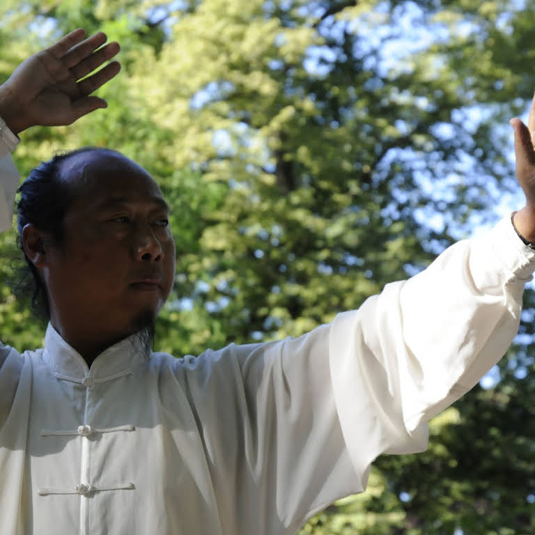 professeur de taï-chi en habit traditionnel