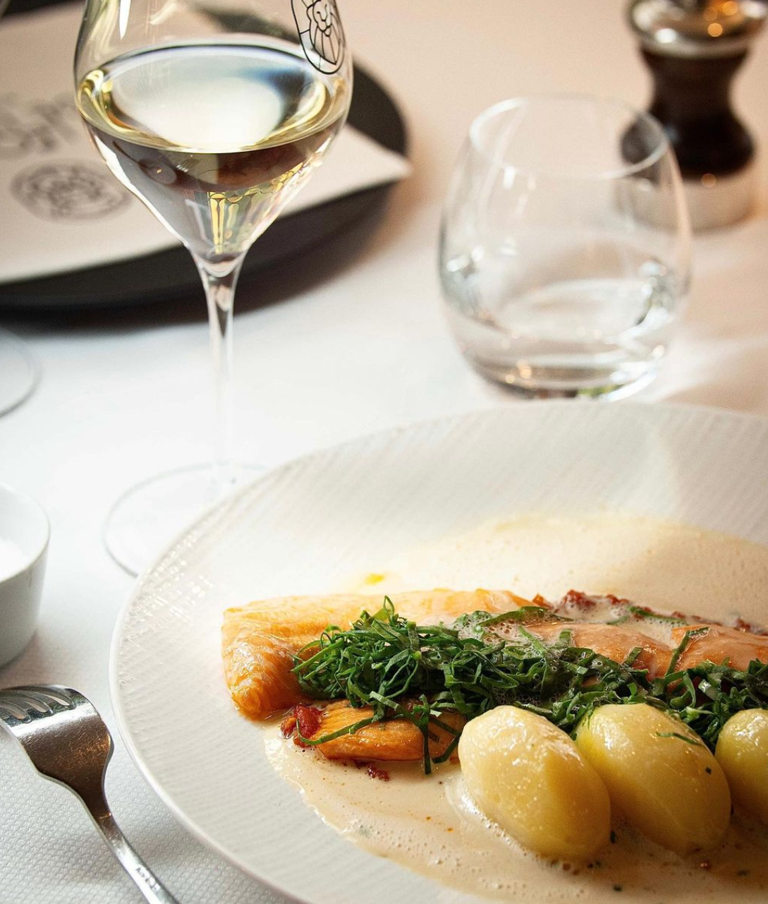 Plat cuisine française vin
