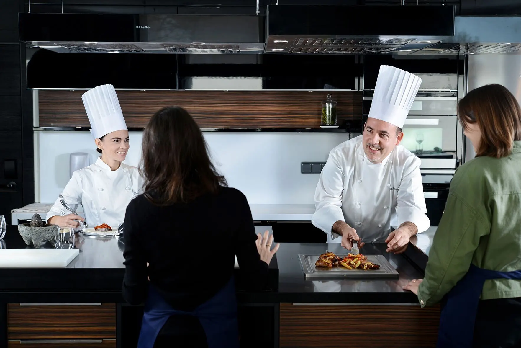 Jeune apprenti en train de cuisiner avec leur prof