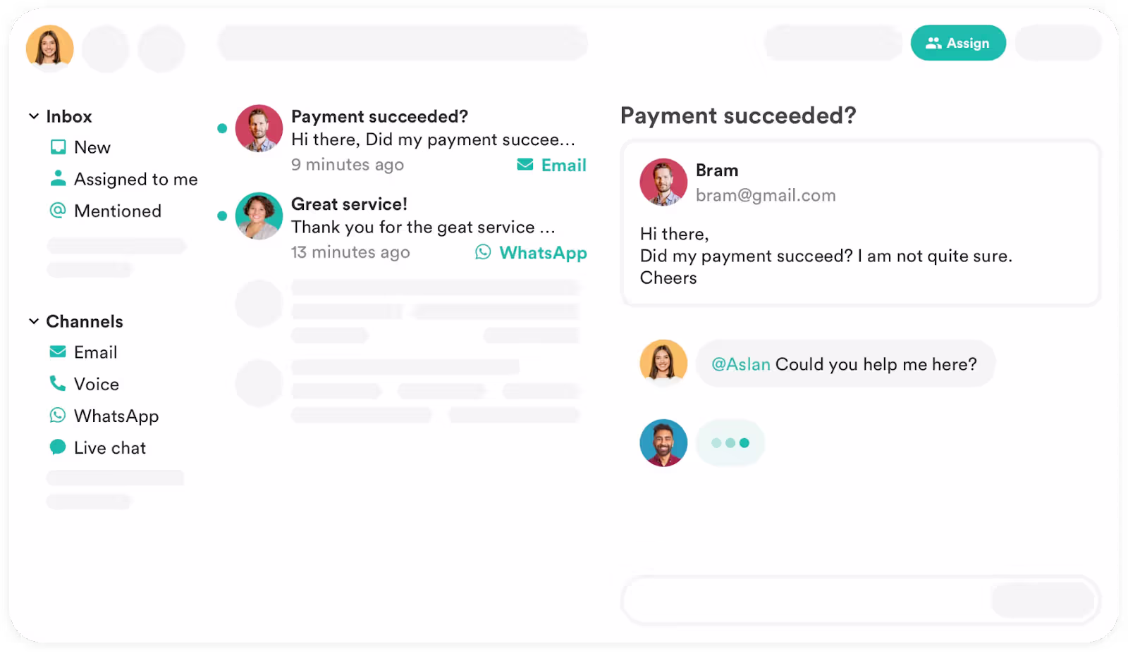 Werk samen door een collega te @taggen binnen een gesprek met een klant.