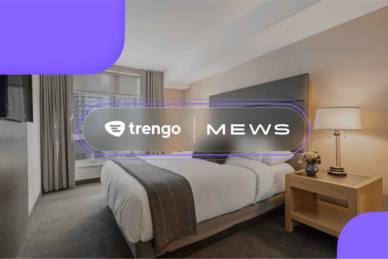 Lichte hotelkamer met logo's van Trengo en MEWS over de afbeelding.