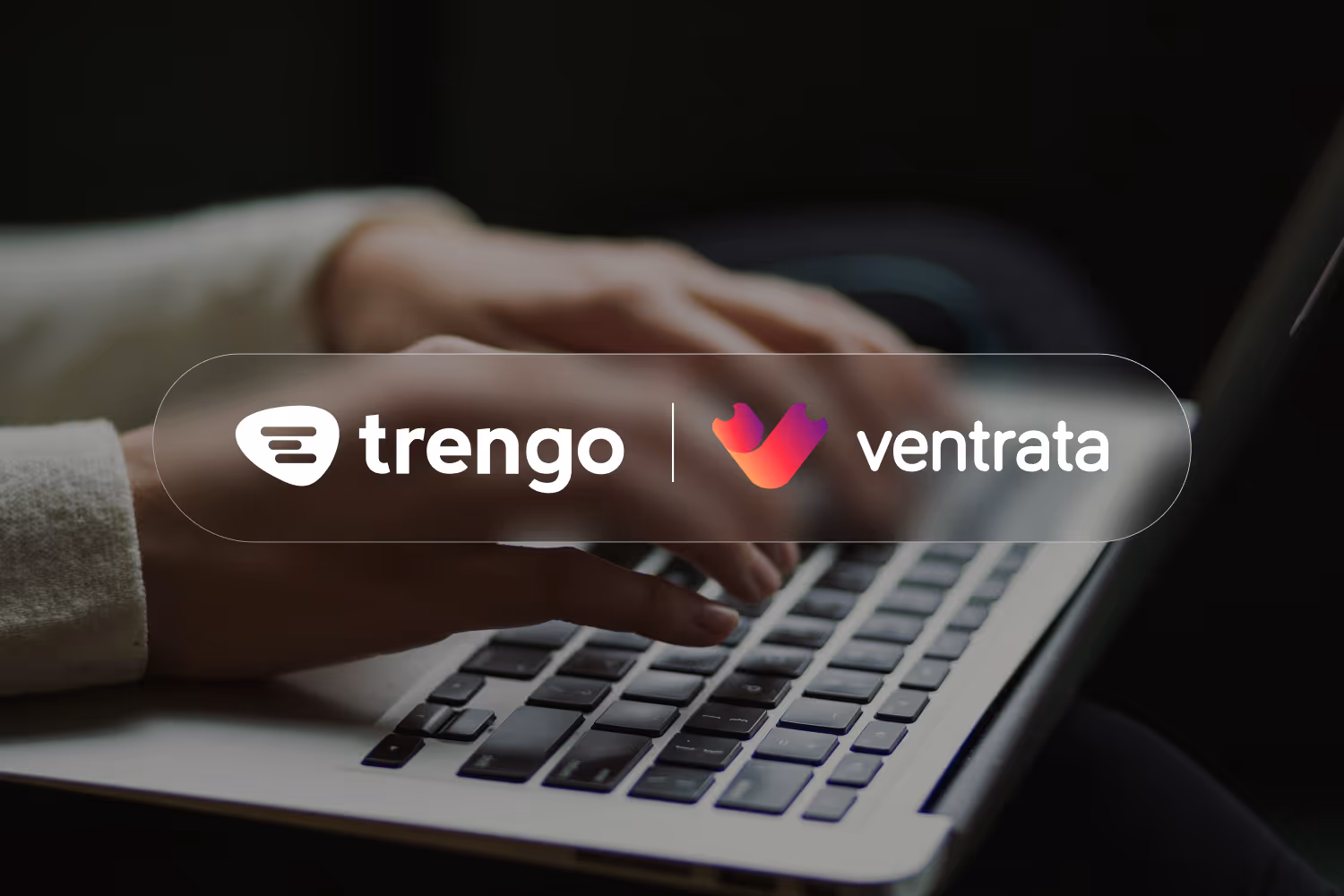 Trengo und Ventrata Partnerschaftslogos mit einer Person, die auf einem Laptop tippt - einheitliche Kommunikationsplattform für Reiseveranstalter