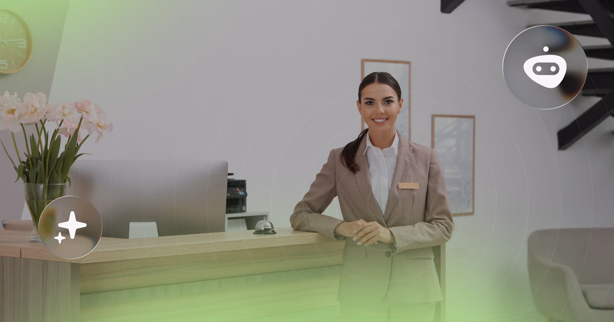 De receptie van het hotel begroet gasten hartelijk terwijl AI op de achtergrond telefoontjes afhandelt - samenwerking op het gebied van hospitality-technologie