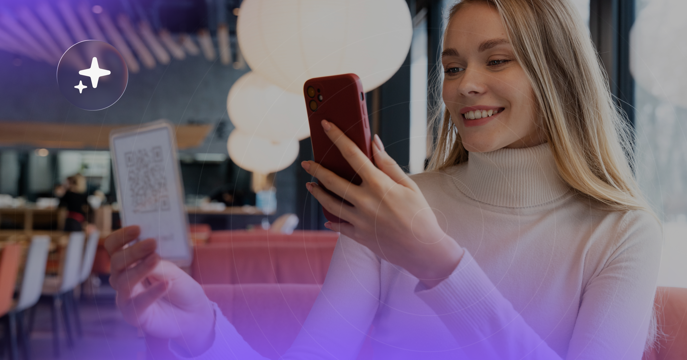 Tevreden hotelgast met smartphone en boekingsbevestiging in een moderne hotellobby met paarse sfeerverlichting - een soepele digitale hotelervaring