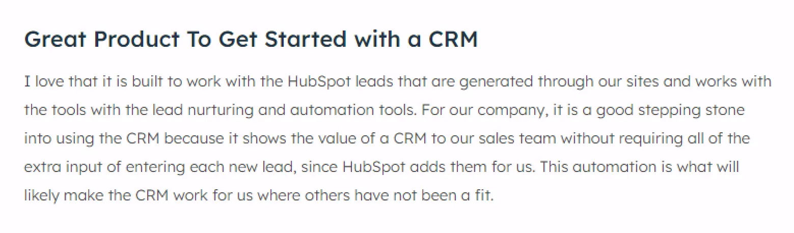 CRM-softwarebeoordeling: "Geweldig product om met CRM te beginnen", met vermelding van de integratie met HubSpot.