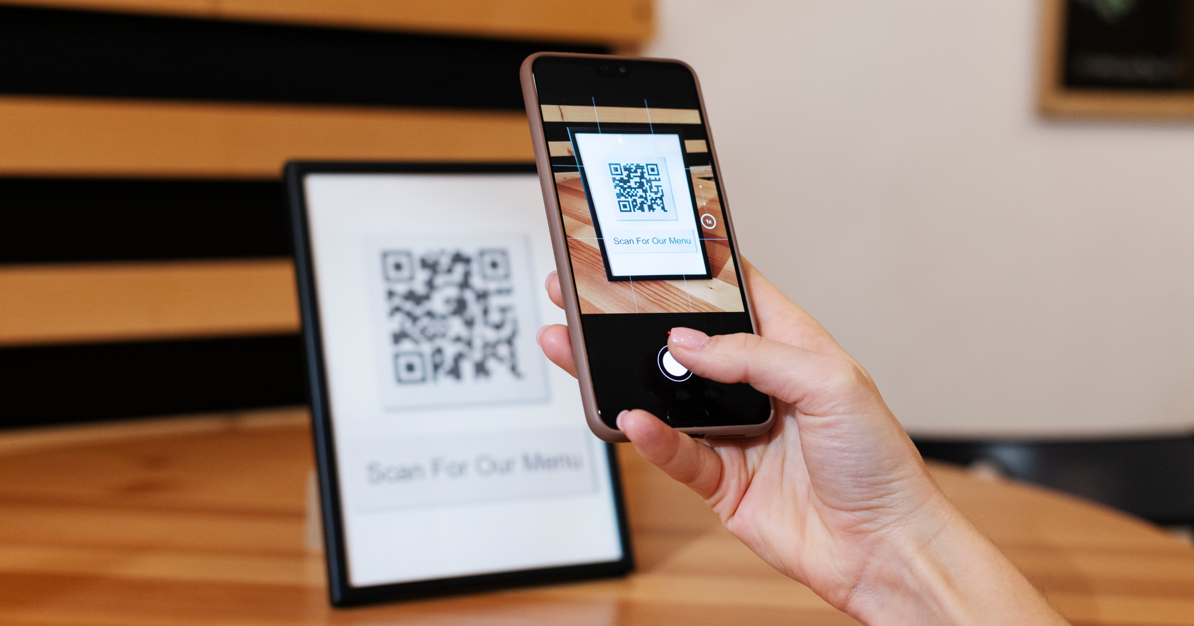 Escanear un código QR con un smartphone. Generación de clientes potenciales a través de WhatsApp.