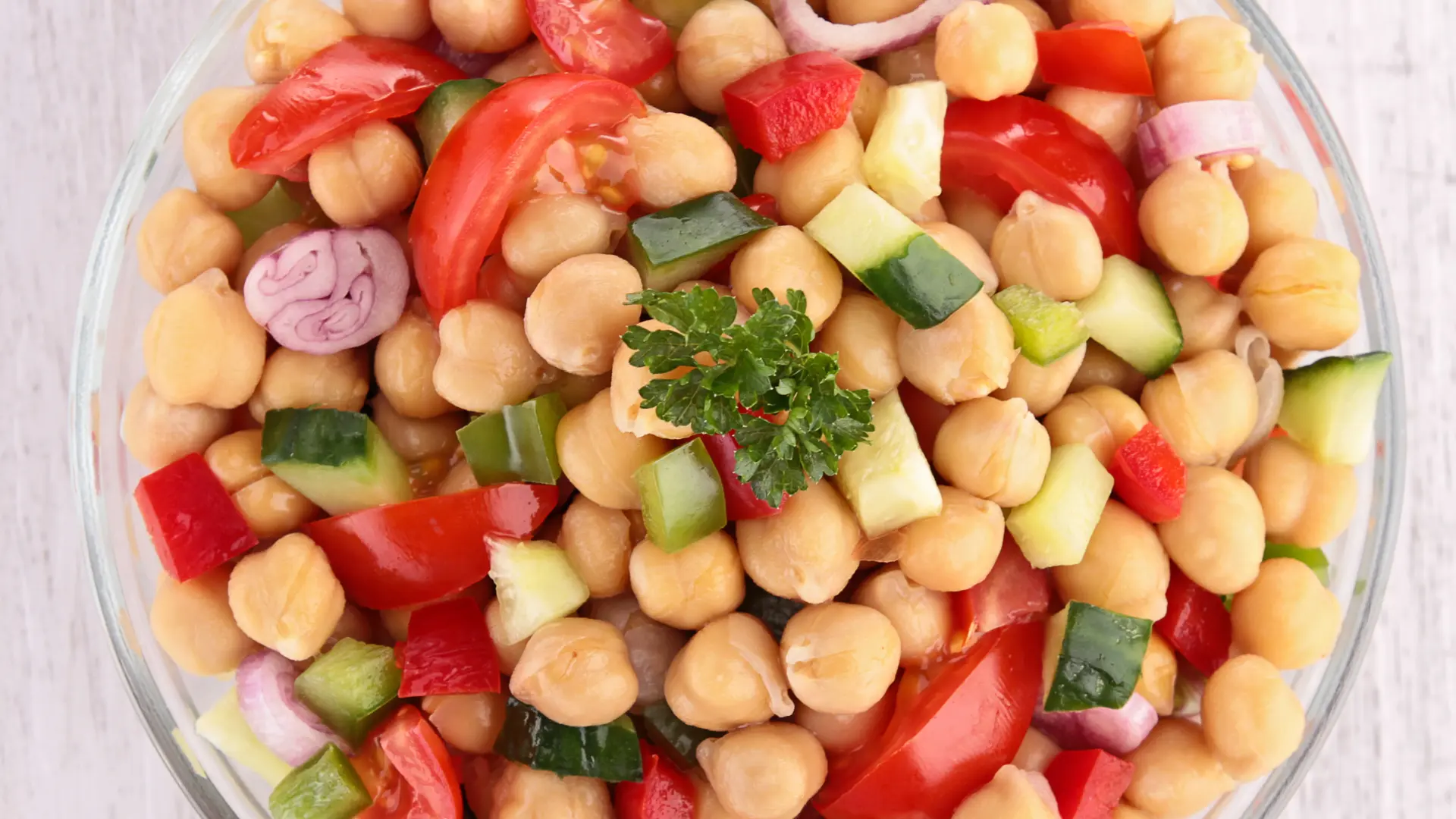 Hladna salata od slanutka i povrća – brzo i zasitno jelo za ured