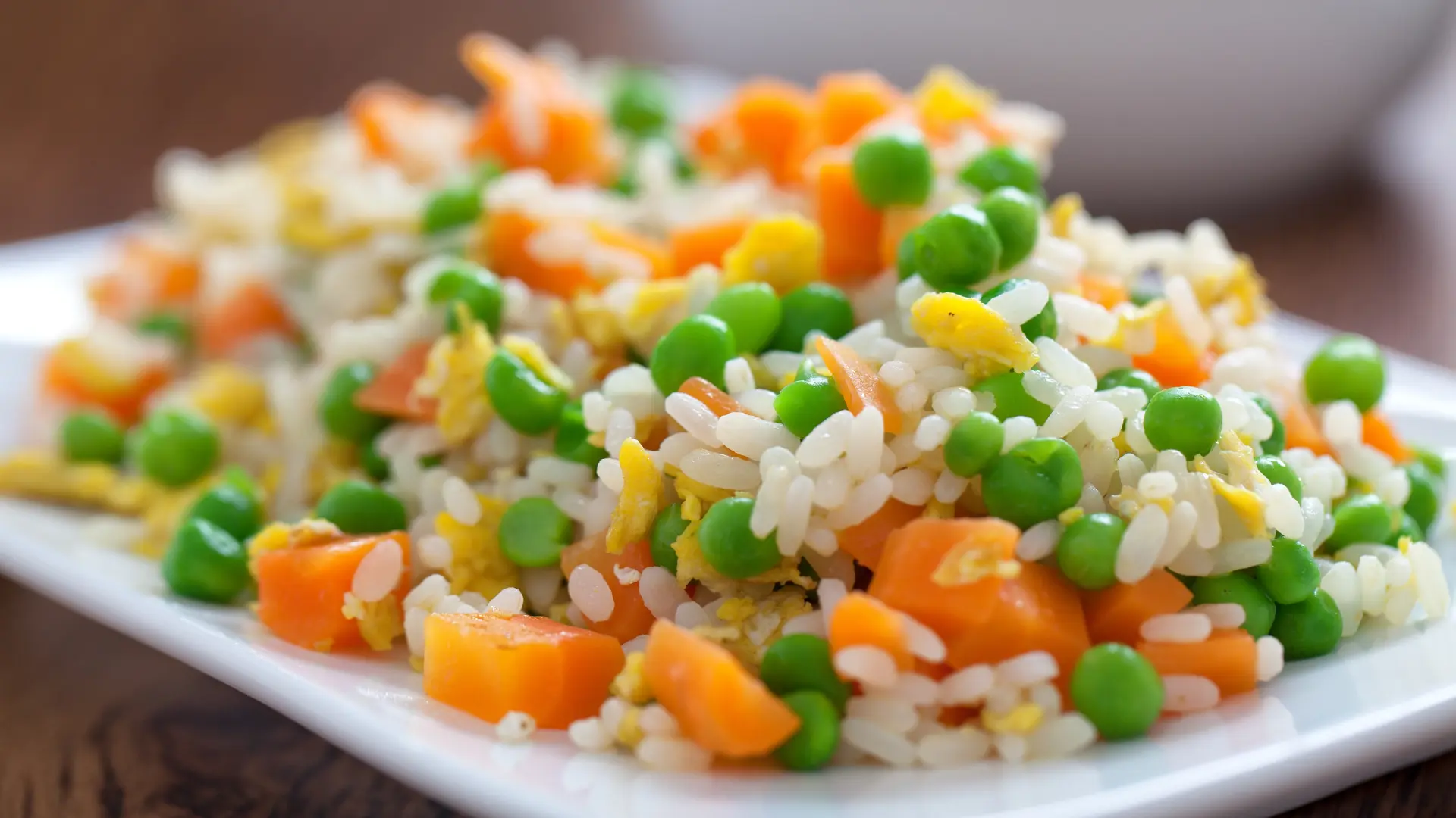 Lagani obrok od kuhane riže s graškom, gljivama i jajem – jednostavno i zdravo za posao