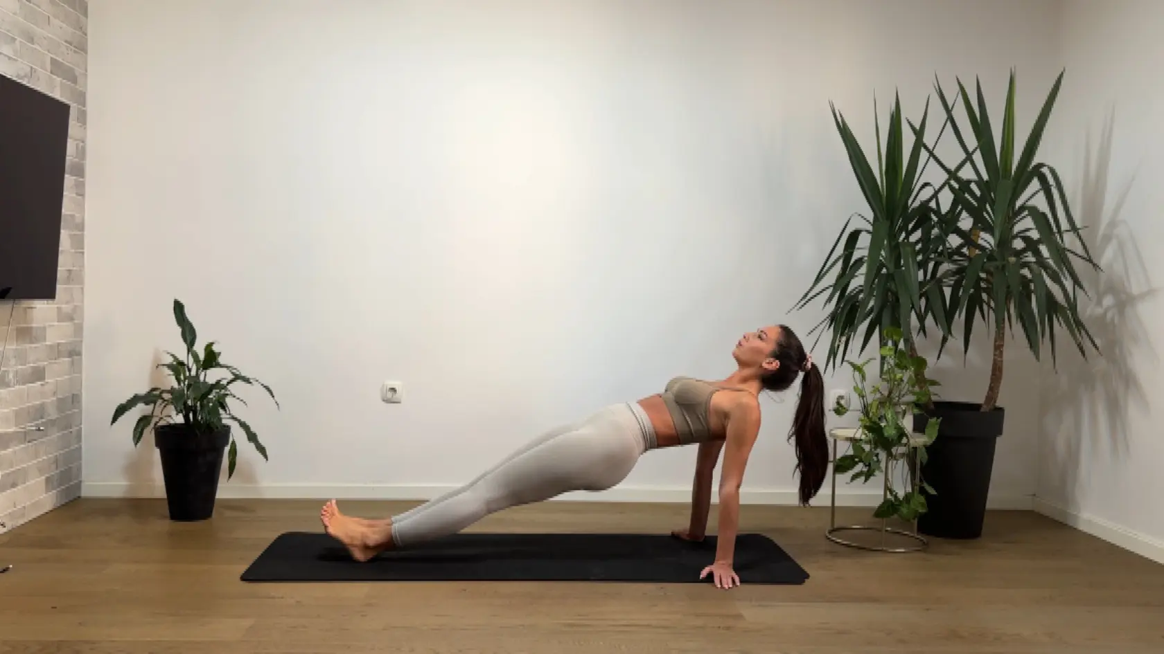 Antonia radi reverse plank pilates vježbu kod kuće