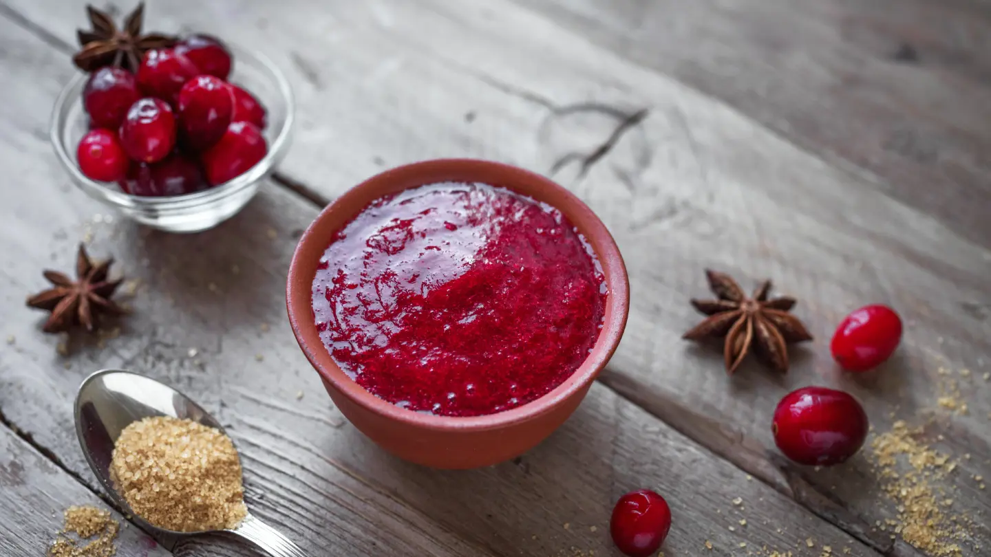brusnice na stolu zajedno sa smeđim šećerom koji simbolizira porast šećera u krvi