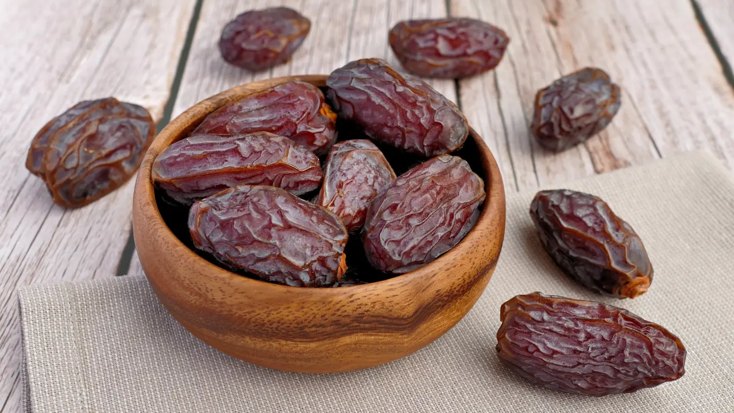 suhe datulje na stolu u posudi