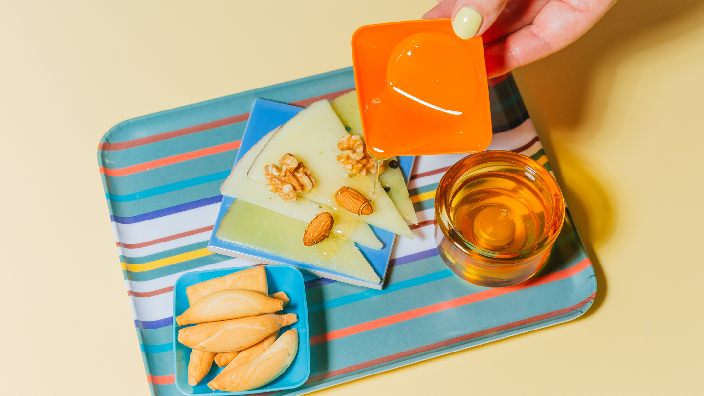 Punomasni svježi sir s medom i orasima