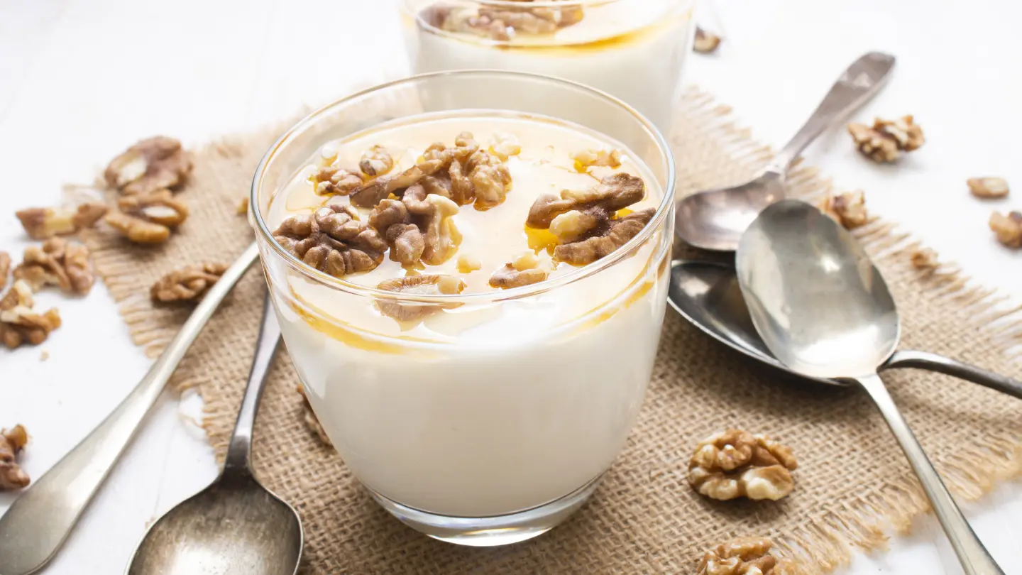 Grčki jogurt s medom, orasima i granolom