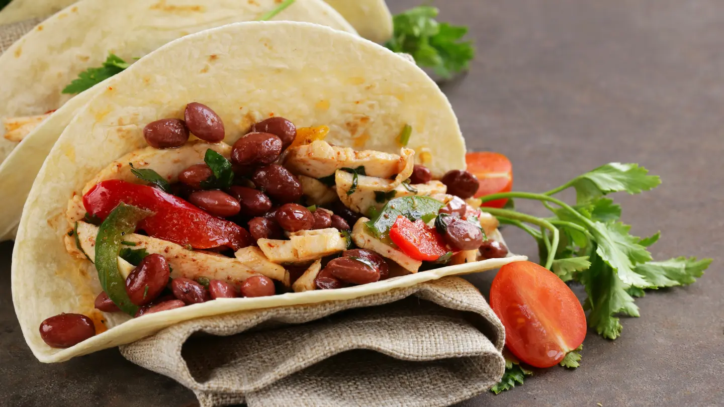 Tortilja punjena piletinom, grahom i avokadom (Burrito)