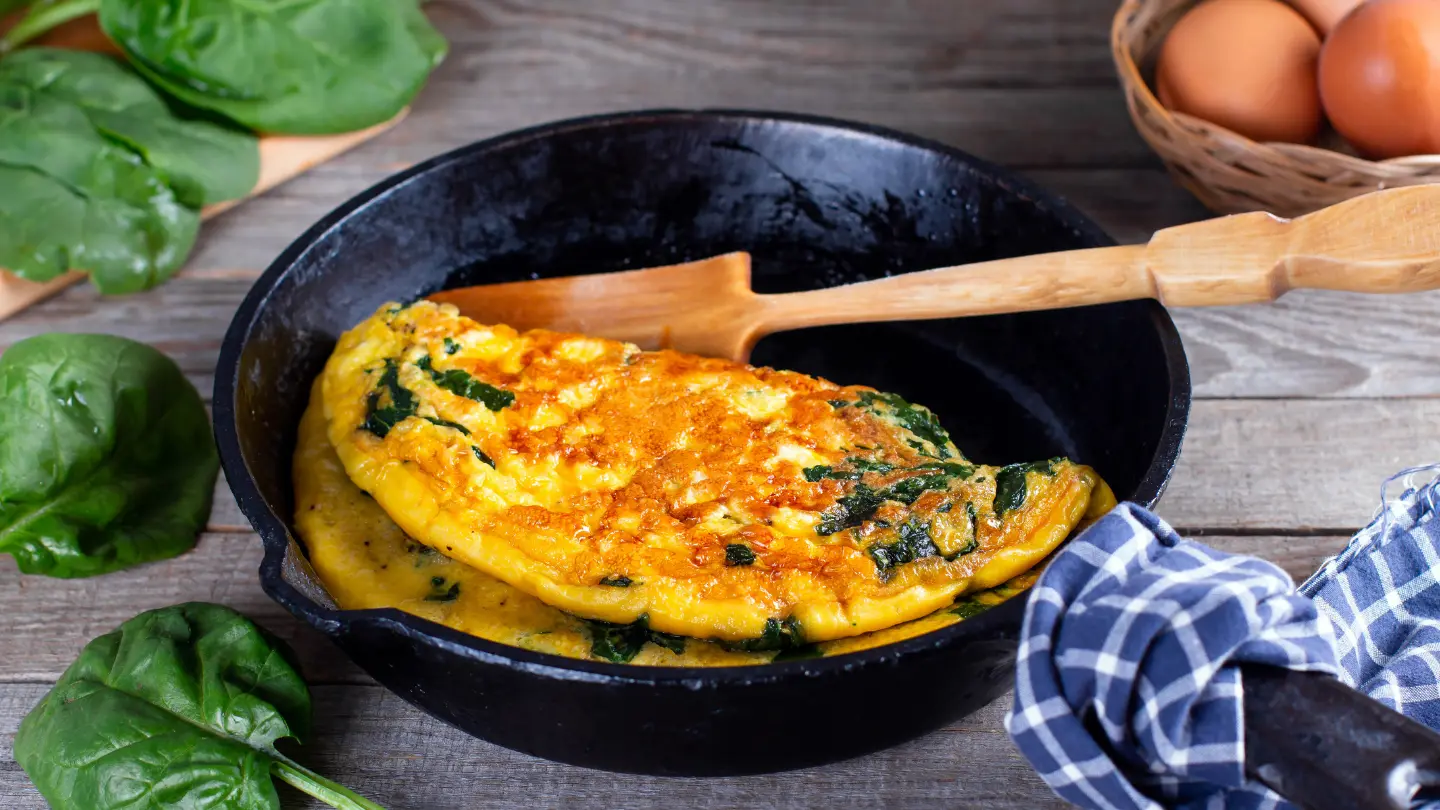 Špinat omelette sa sirom i integralnim kruhom