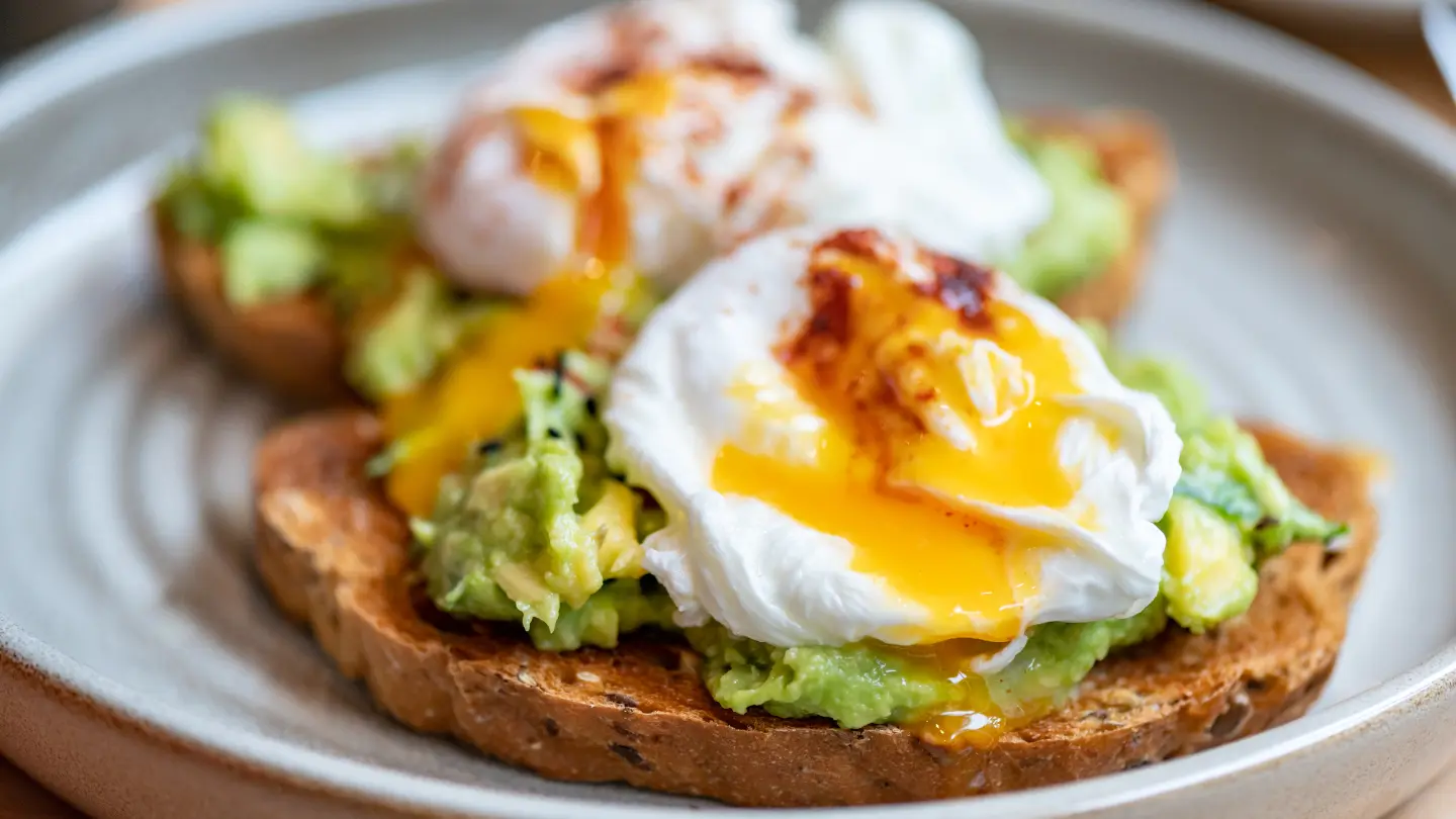 Integralni tost s avokadom i jajima