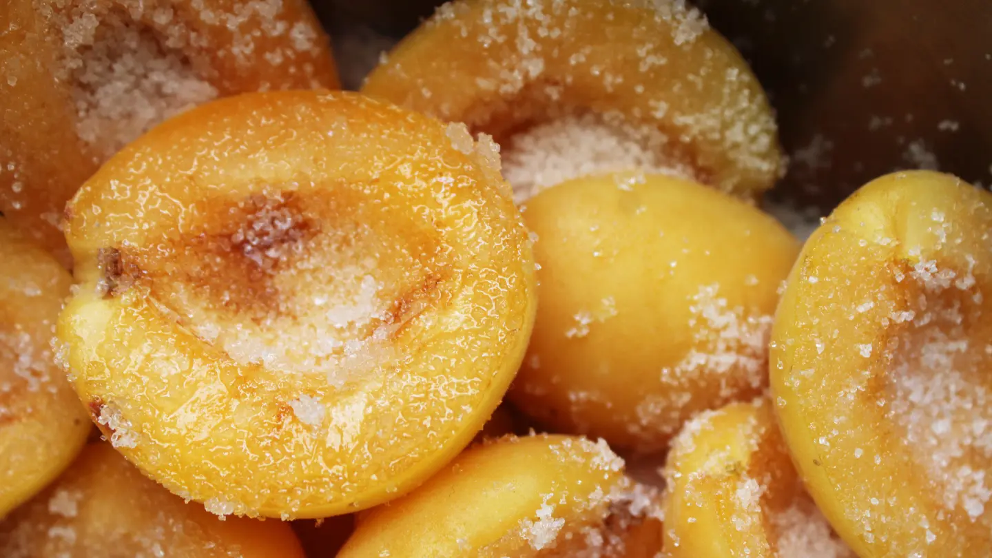 zašećerene kajsije na stolu