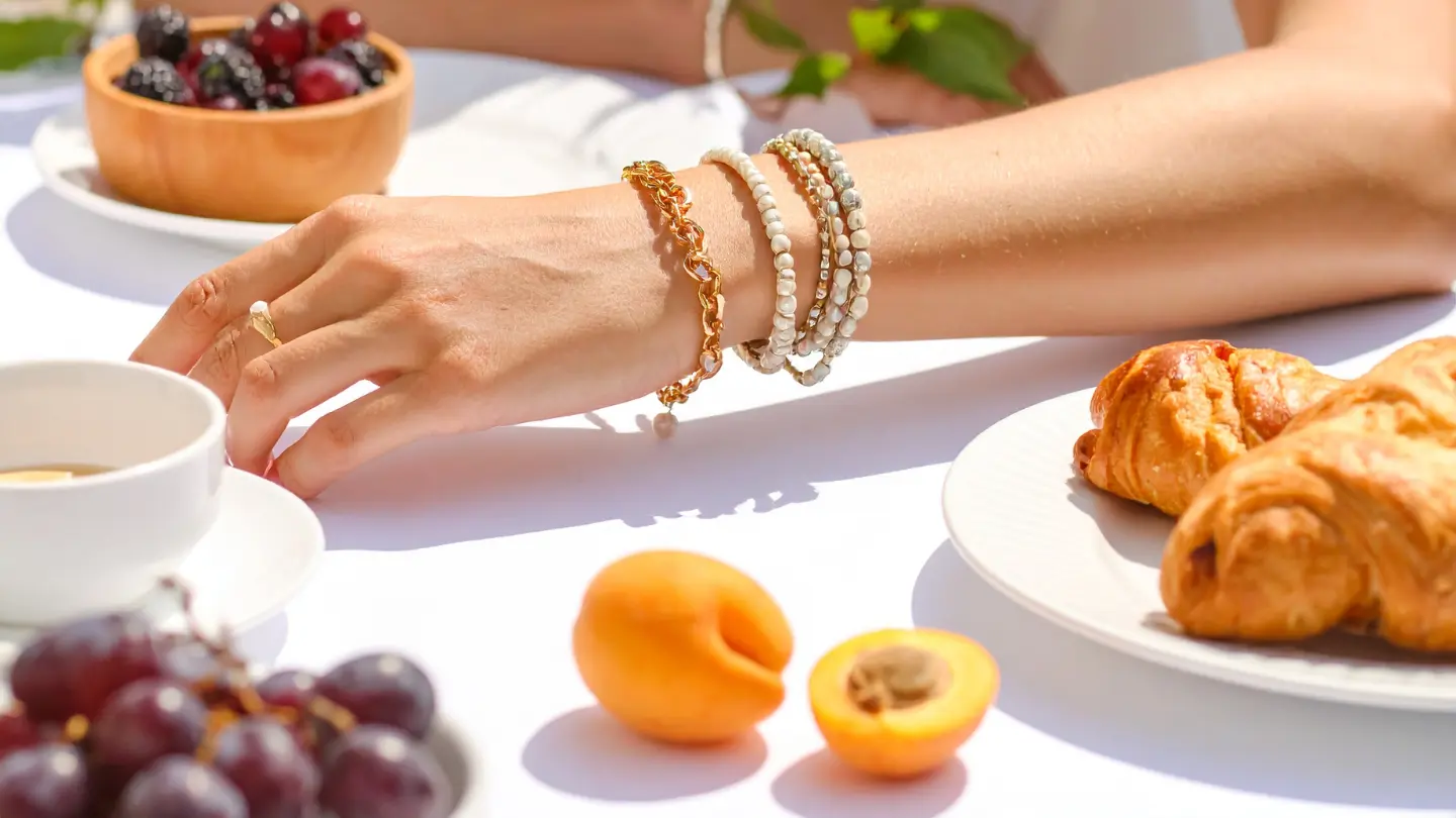 Stol sa kroasanama, kajsijama, brusnicama i grožđem