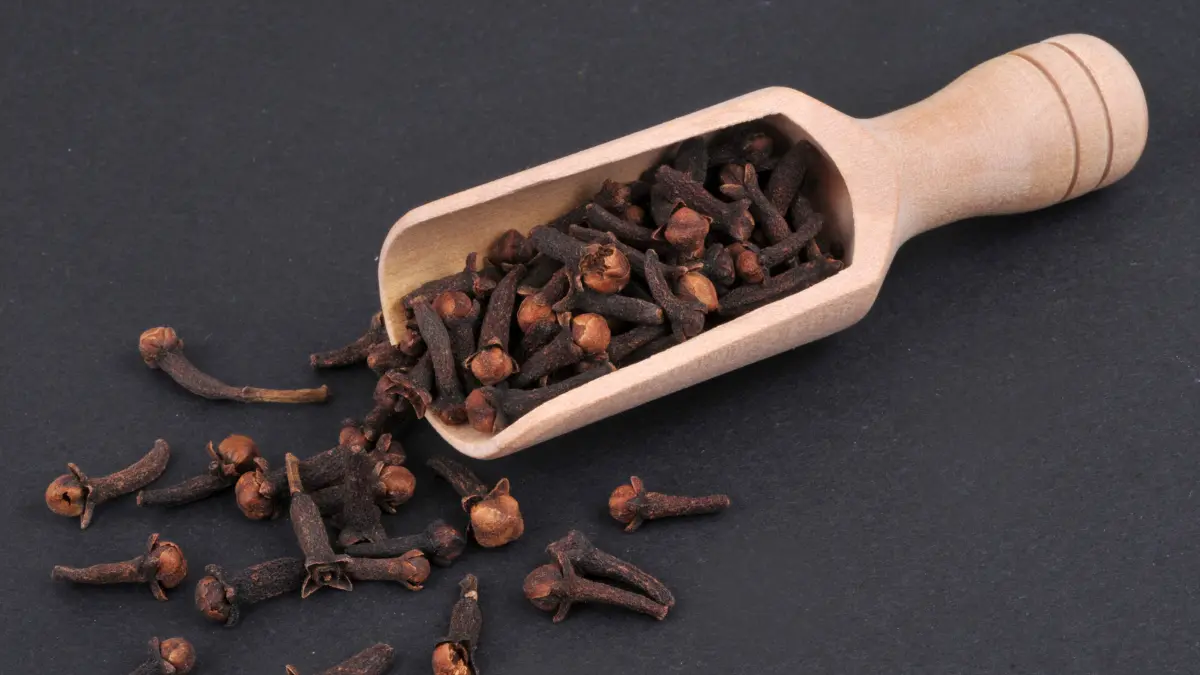 Klinčić prosut po stolu