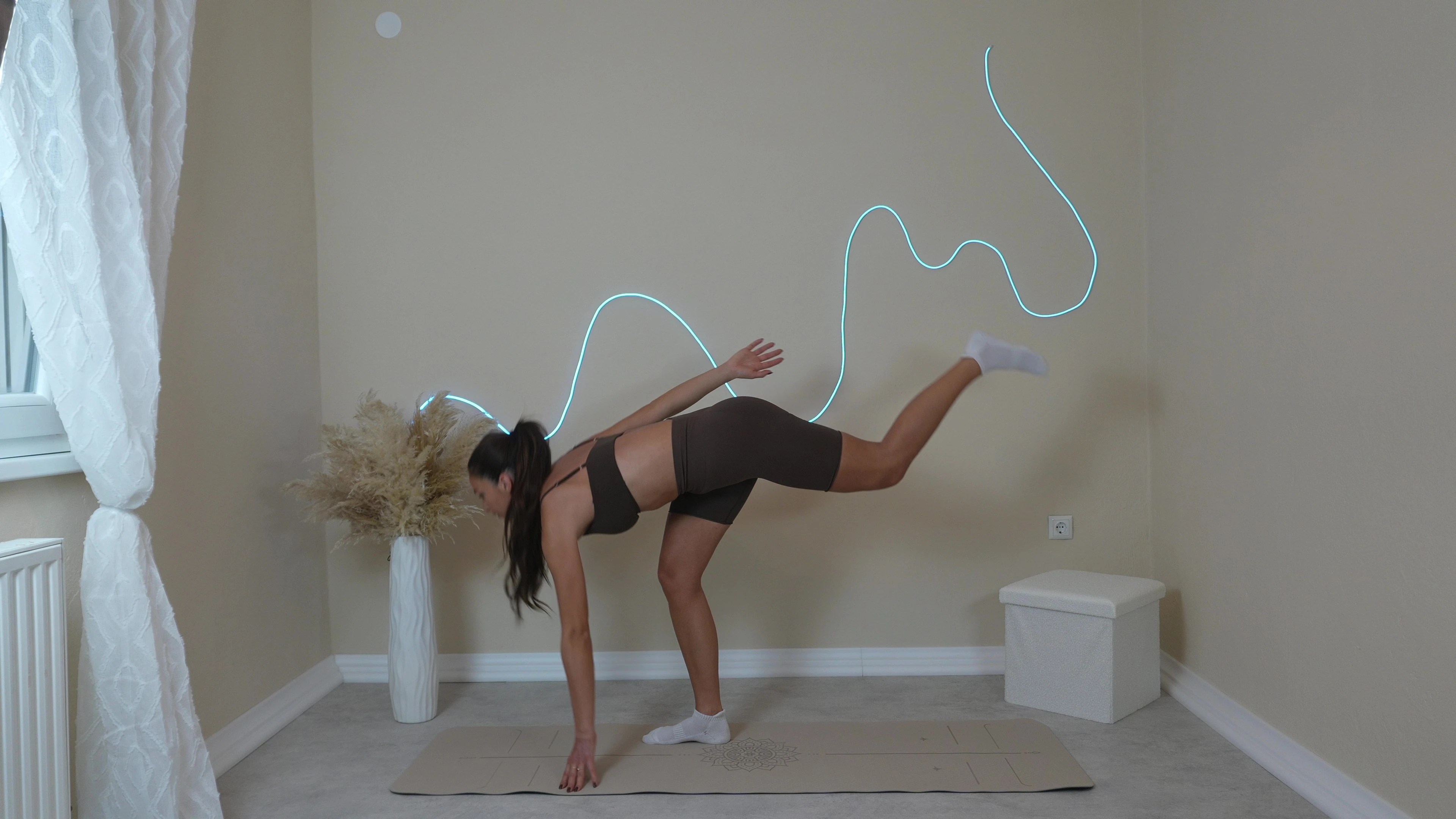 Antonia kod kuće radi romanian deadlift