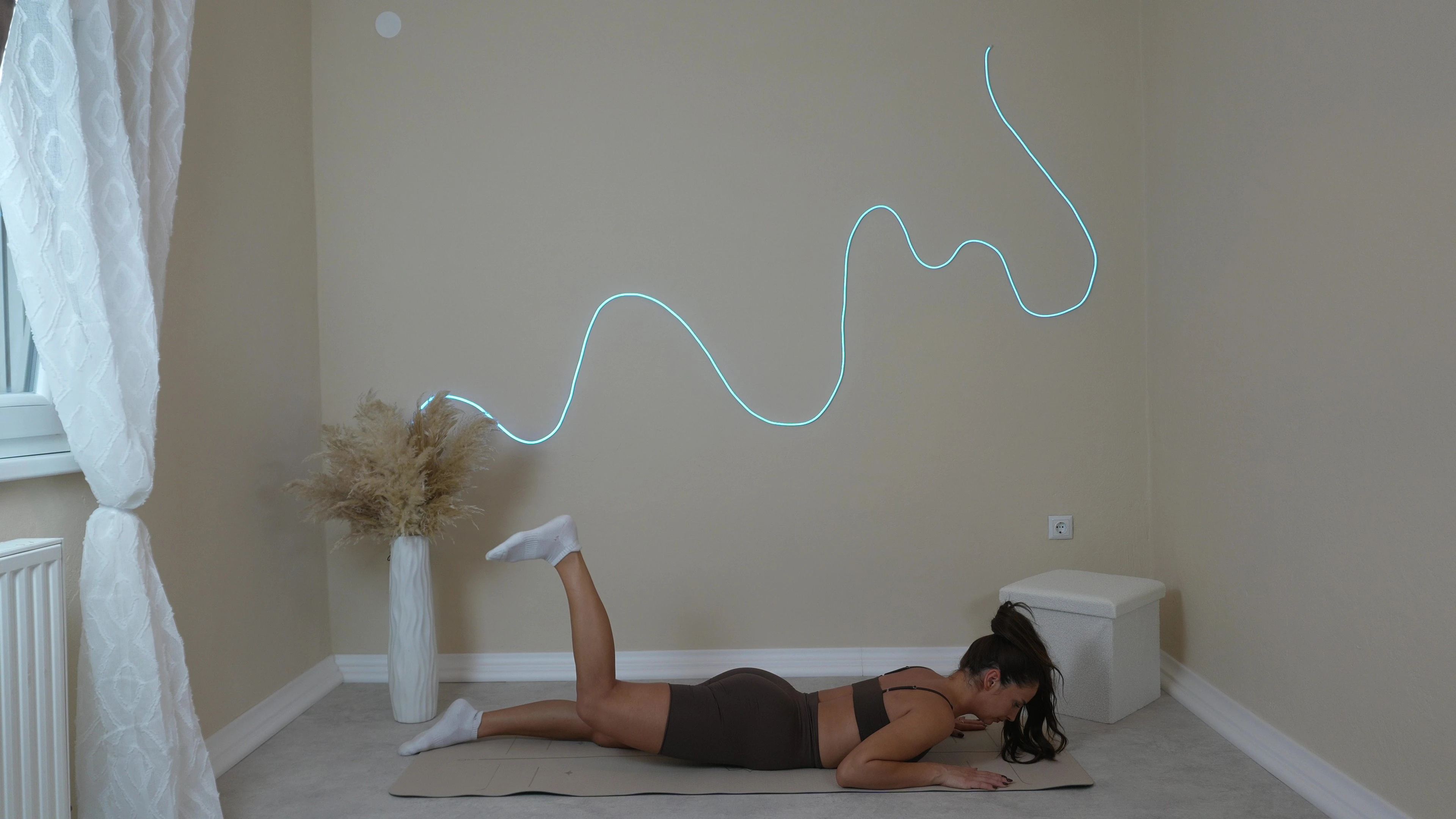 Antonia radi bent knee single-leg glute lift