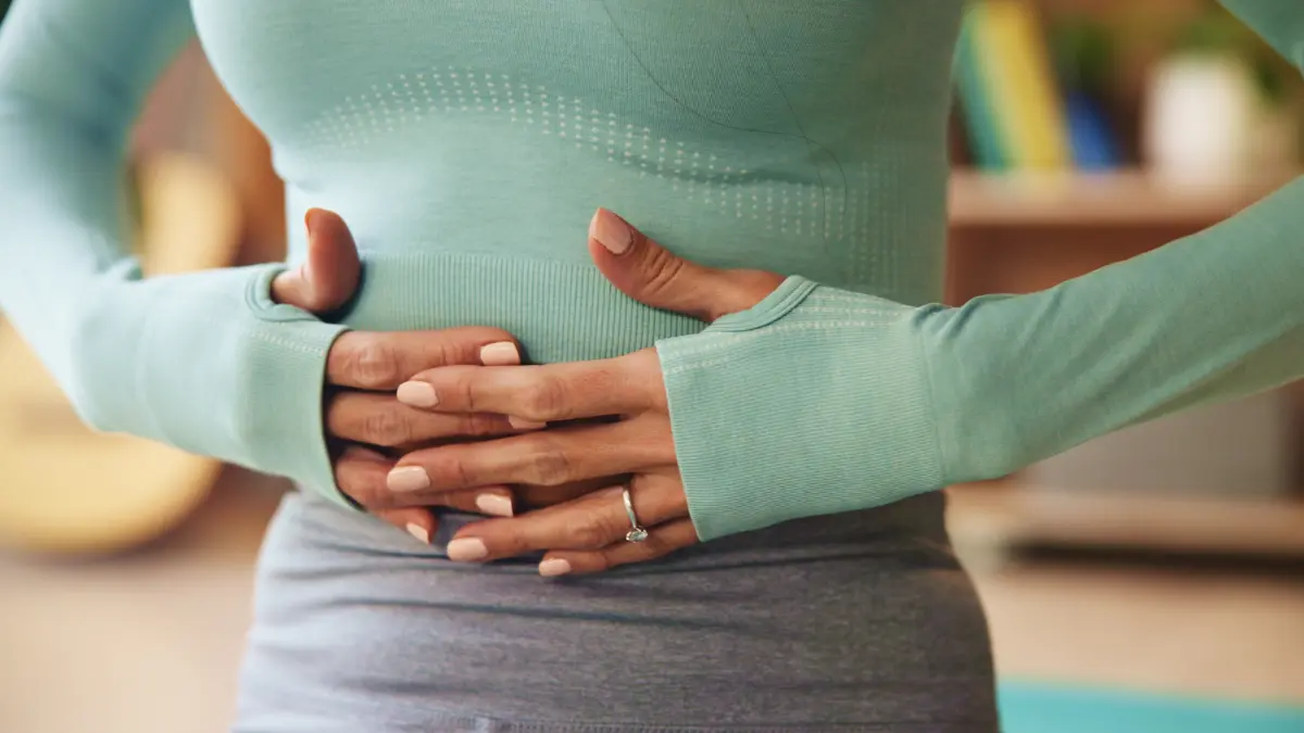 žena se drži za stomak radi zatvora