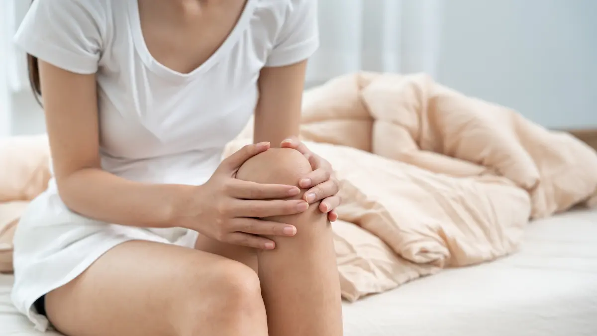 žena se drži za svoje bolno koljeno
