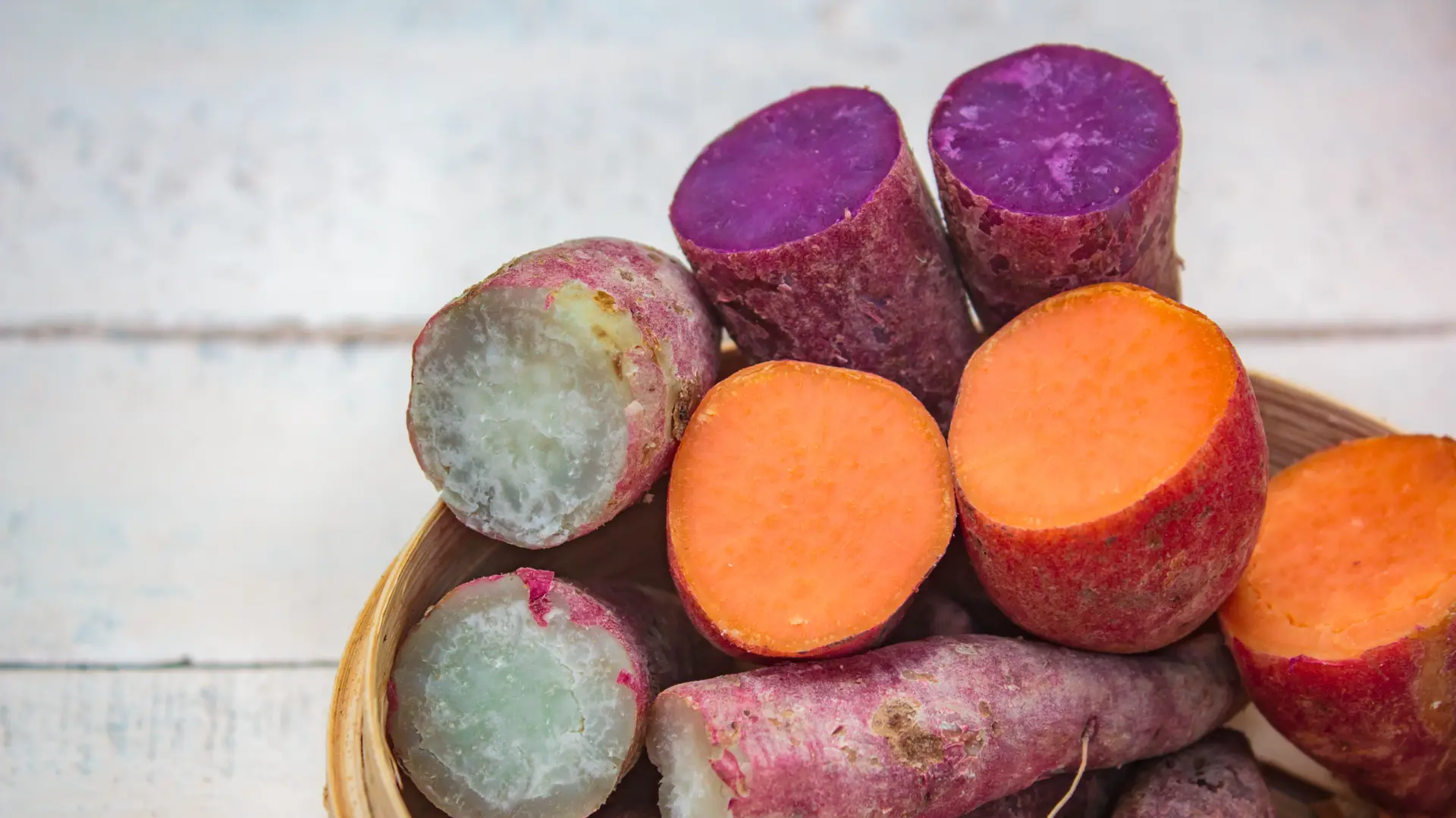 tri vrste batata uključujući ljubičasti batat, narandžasti batrat, i plavi batat