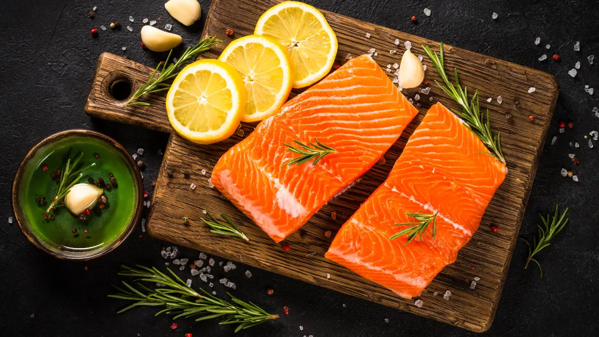 riba na stolu servirana s limunom