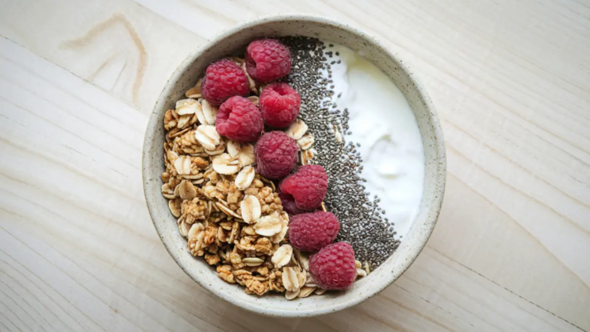 zobene pahuljice sa chia sjemenkama, malinama i jogurtom