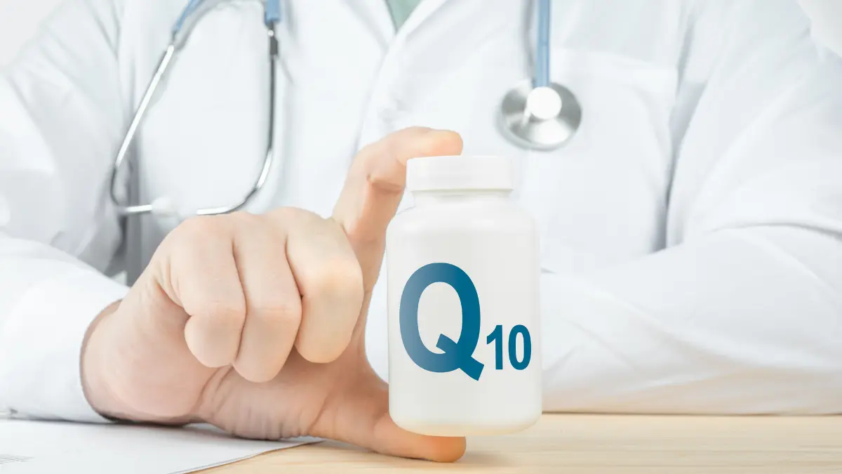 Doktor drži u ruci tablete koenzima q10