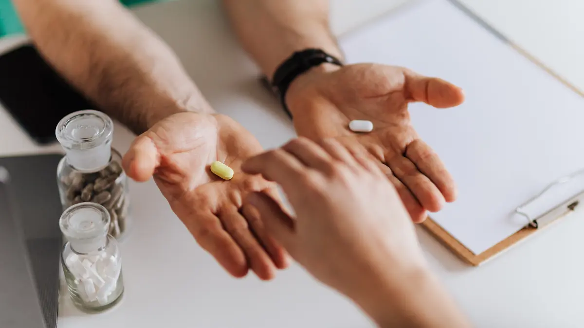 tablete kreatina i nečega zabranjenog ponuđene na ruci