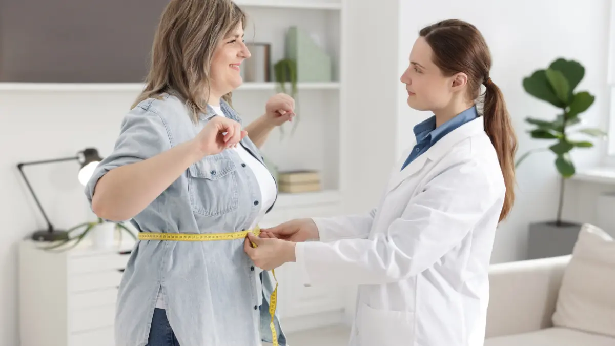 Doktorica mjeri struk žene nakon istraživanja metoda za mršavljenje