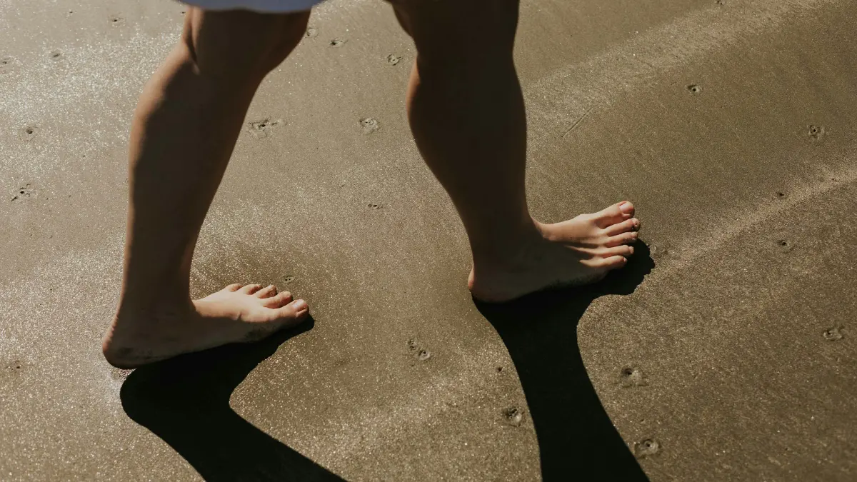 bosonoga žena hoda na plaži