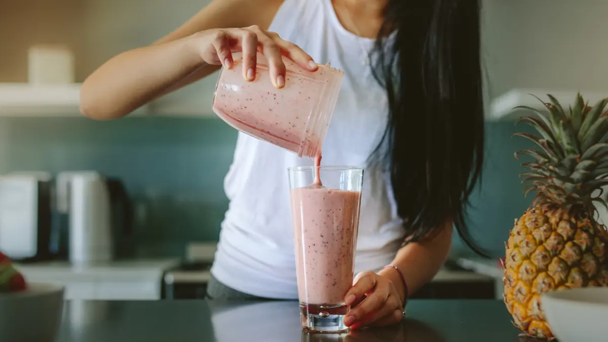 žena sipa smoothie iz blendera za mršavljenje