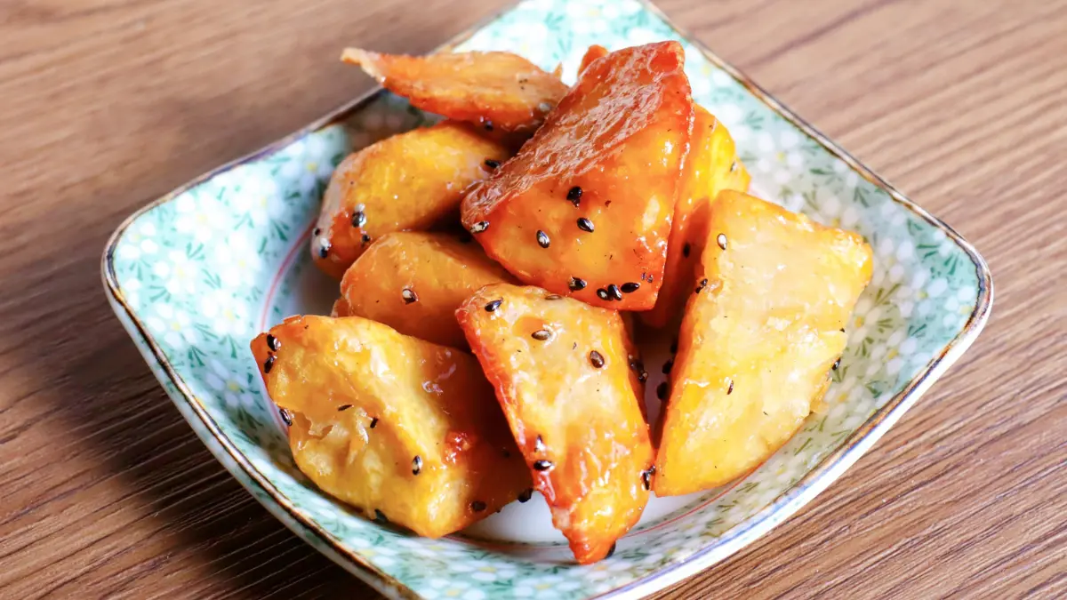 pečeni batat serviran na tanjuru 