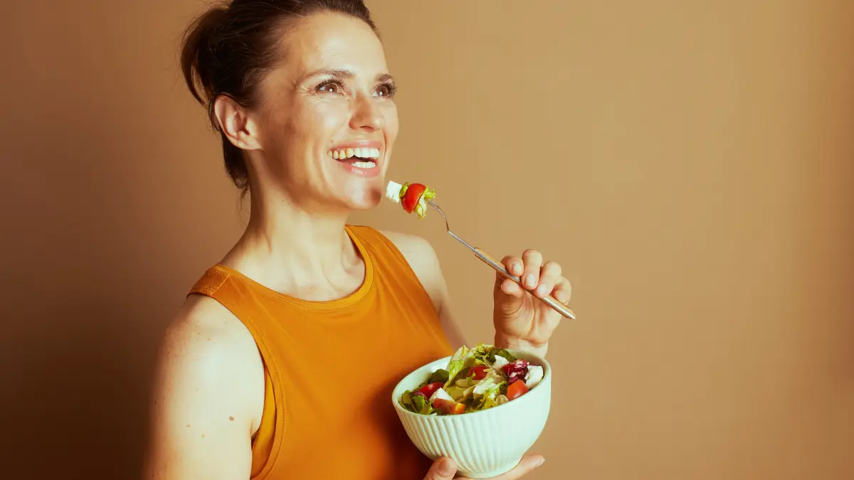 žena jede salatu kao dio antiinflamatornog jelovnika
