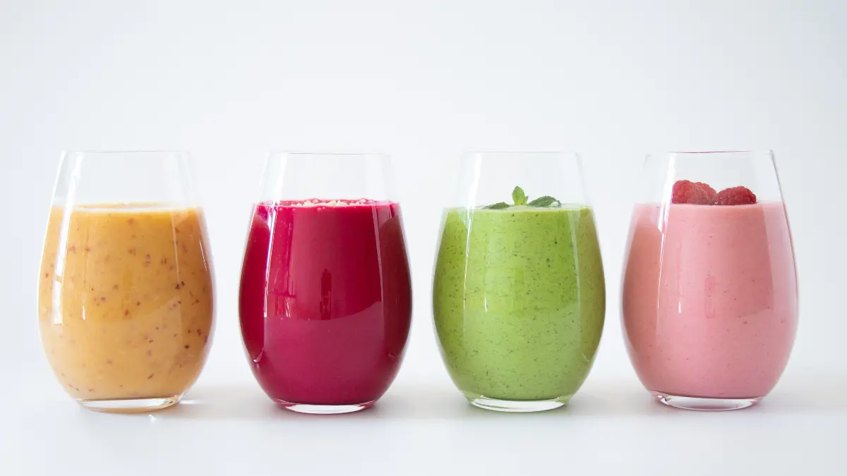 smoothie za mršavljenje u četiri čaše od različitih sastojaka u različitm bojama