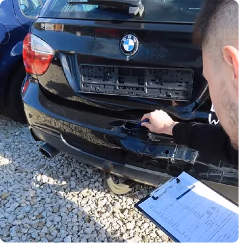 KFZ Sachverständiger bei der Arbeit