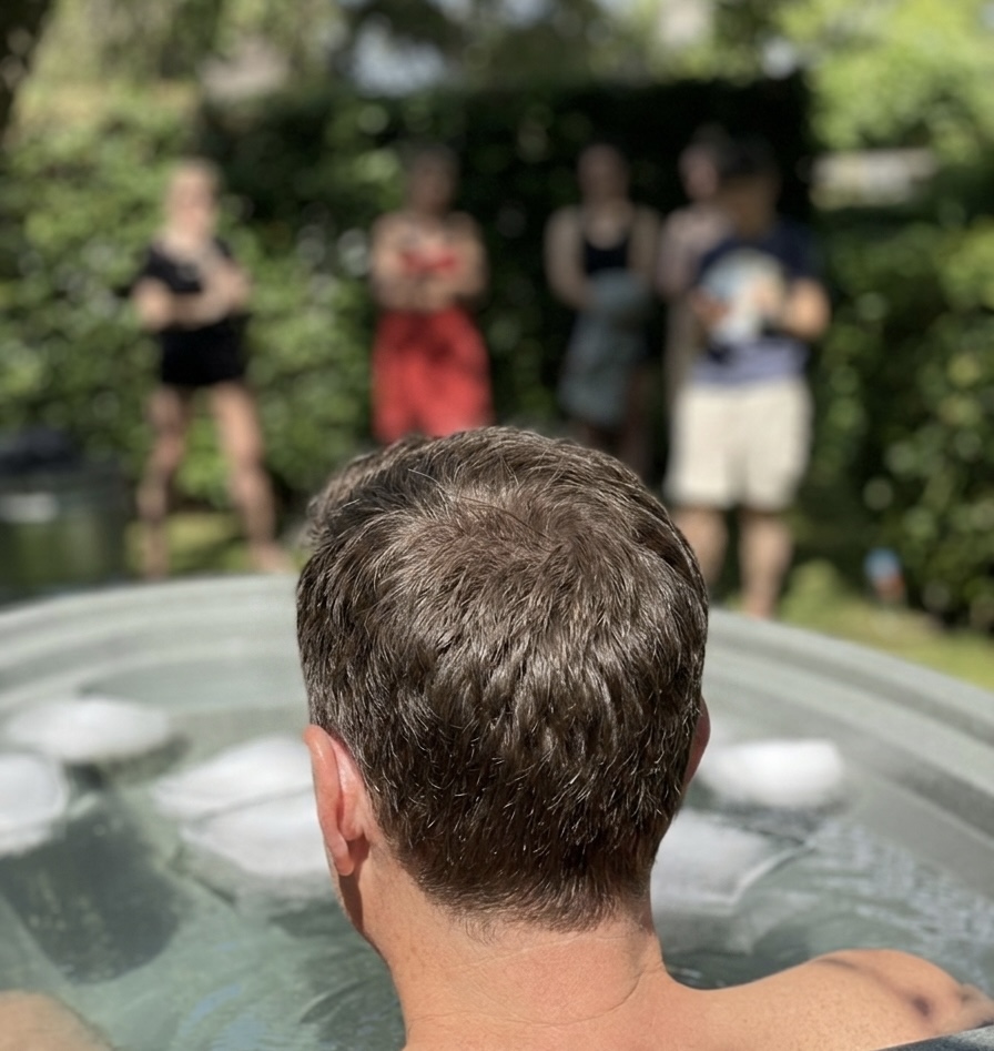 Teamleden bij het ijsbad op de Berkenhof-boerderij tijdens de IJS-ersterk! beleving